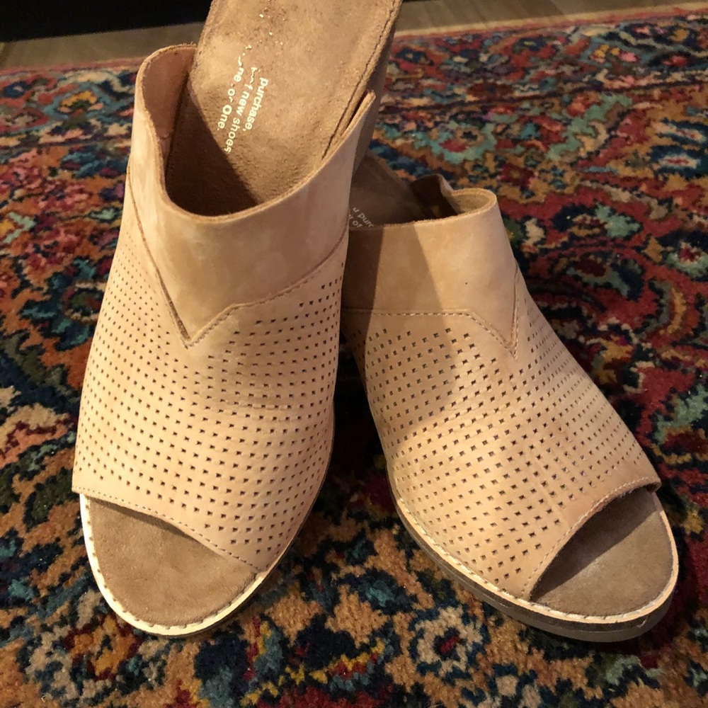 Toms nubuck mule pump